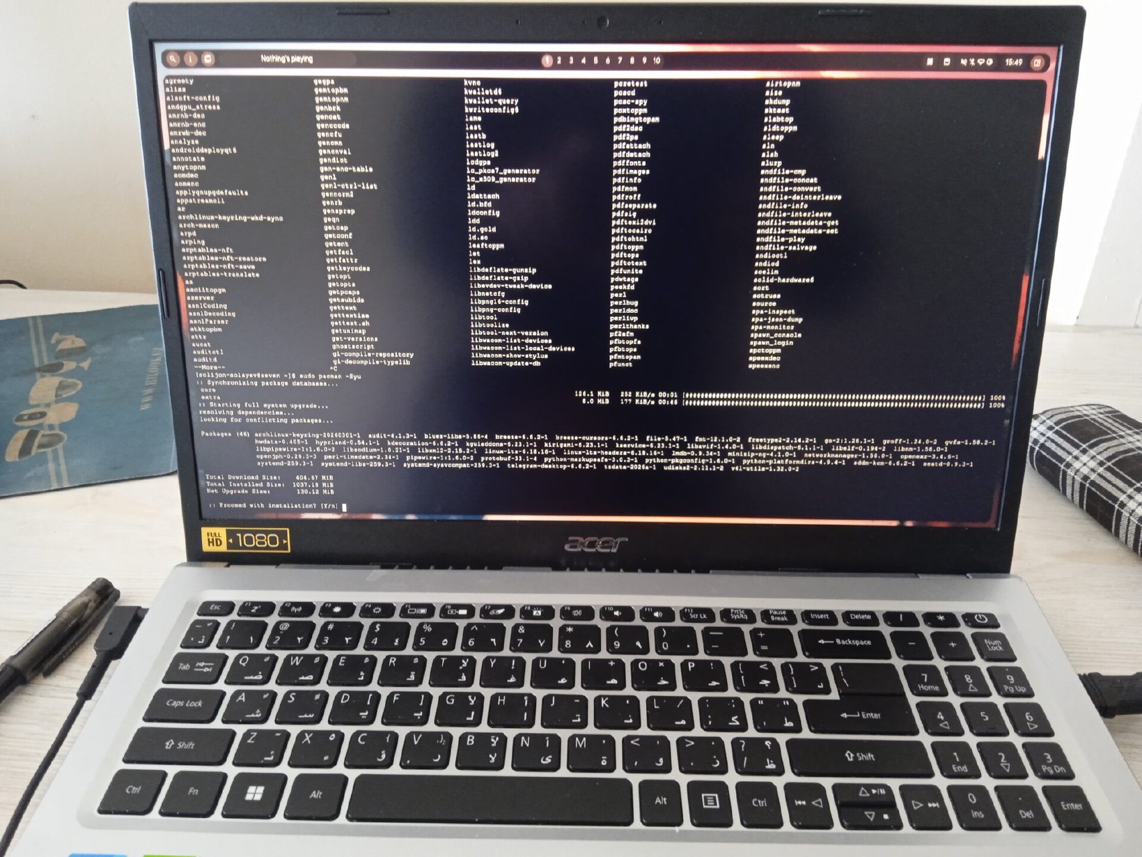 Laptop z Arch Linux podczas aktualizacji systemu