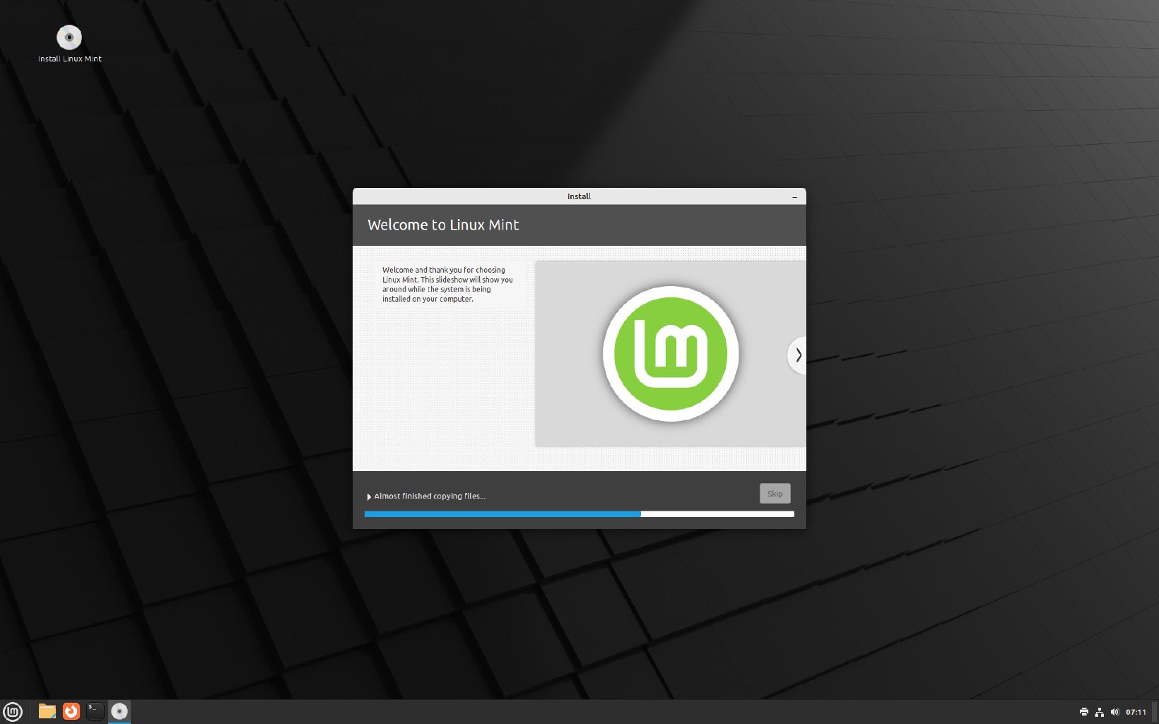 Instalator Linux Mint w trakcie kopiowania plików